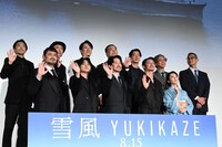 カメラに手を振る登壇者たち