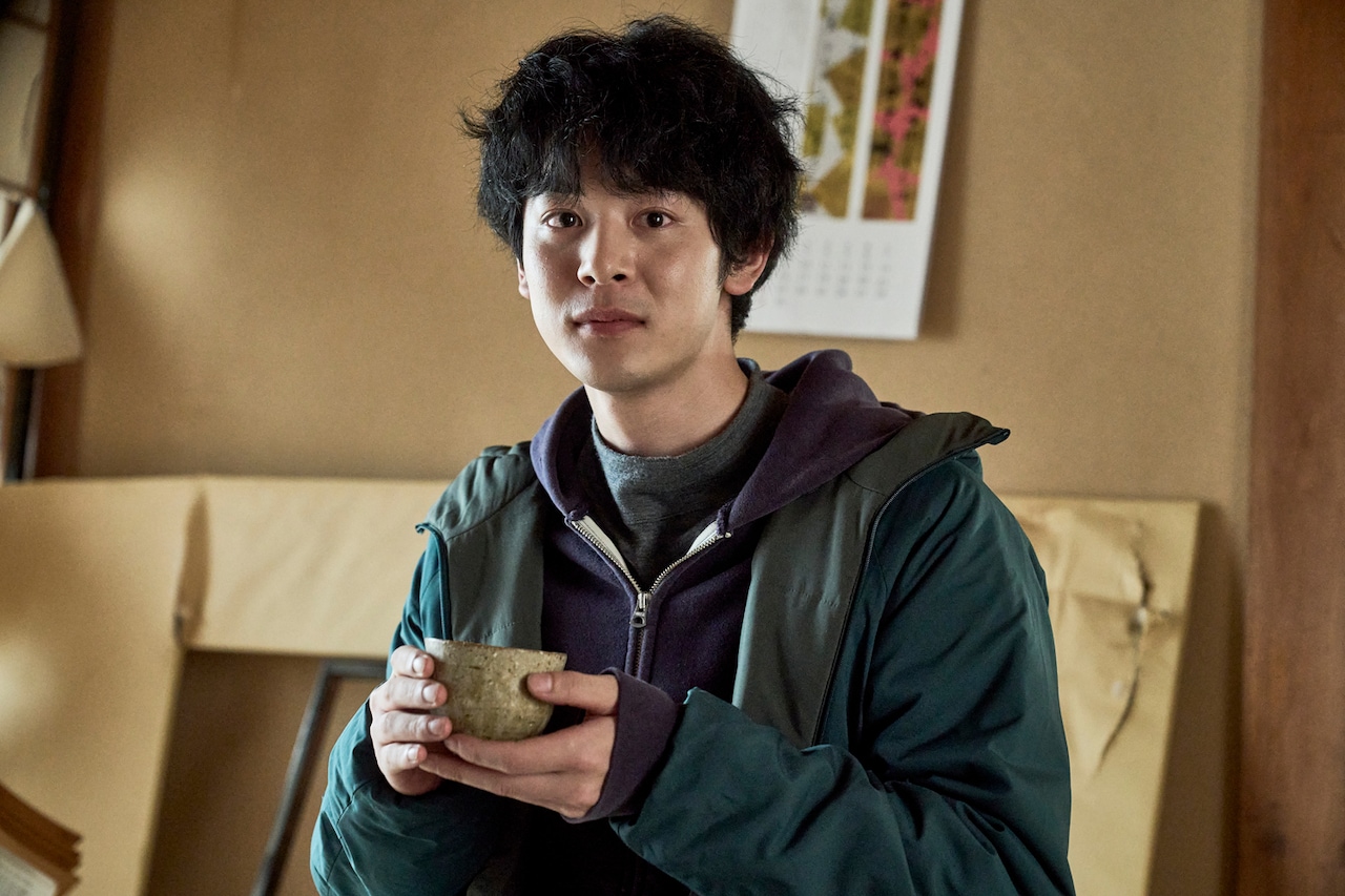 小林虎之介演じるボランティアの青年を捉えた「生きがい IKIGAI」場面写真