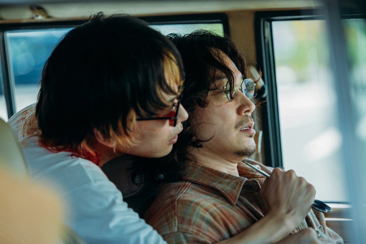 映画「愚か者の身分」追い詰められた北村匠海、綾野剛にナイフを突きつける