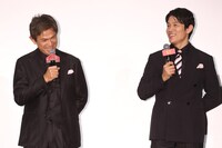 左から江口洋介、鈴木亮平