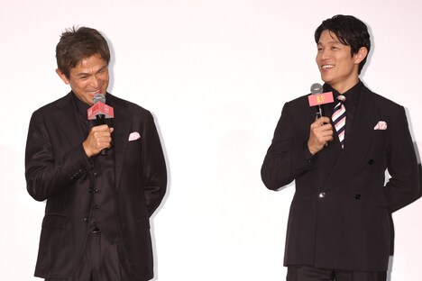 左から江口洋介、鈴木亮平