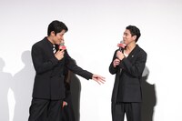 左から鈴木亮平、賀来賢人