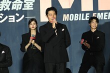 鈴木亮平（中央）