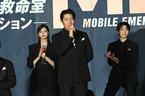 鈴木亮平（中央）