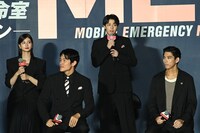 左から生見愛瑠、鈴木亮平、高杉真宙、賀来賢人