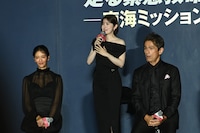 宮澤エマ（中央）