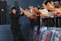 ファンとハイタッチする鈴木亮平