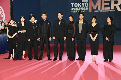 映画「劇場版 TOKYO MER～走る緊急救命室～南海ミッション」カーペットイベントの様子。左から宮澤エマ、生見愛瑠、高杉真宙、江口洋介、鈴木亮平、菜々緒、賀来賢人、石田ゆり子、松木彩
