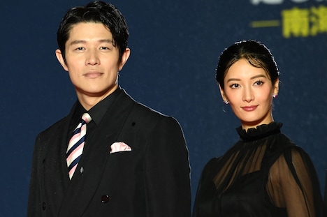 左から鈴木亮平、菜々緒