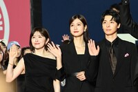 左から宮澤エマ、生見愛瑠、高杉真宙