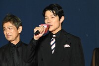 鈴木亮平（右）