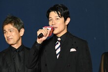 鈴木亮平（右）