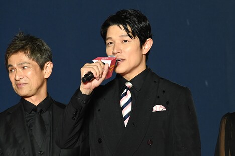 鈴木亮平（右）