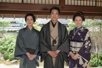 「ばけばけ」より、雨清水家の役衣装写真。左から板垣李光人、堤真一、北川景子
