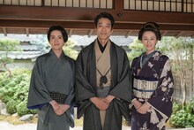 「ばけばけ」より、雨清水家の役衣装写真。左から板垣李光人、堤真一、北川景子