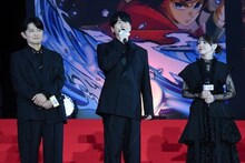左から下野紘、花江夏樹、鬼頭明里
