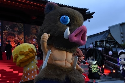 カメラにアピールする“みに隊士”の伊之助