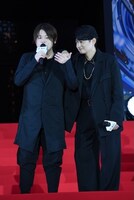 松岡禎丞（左）に寄り添う下野紘（右）