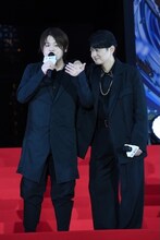 松岡禎丞（左）に寄り添う下野紘（右）