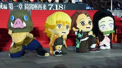 座る“みに隊士”たち