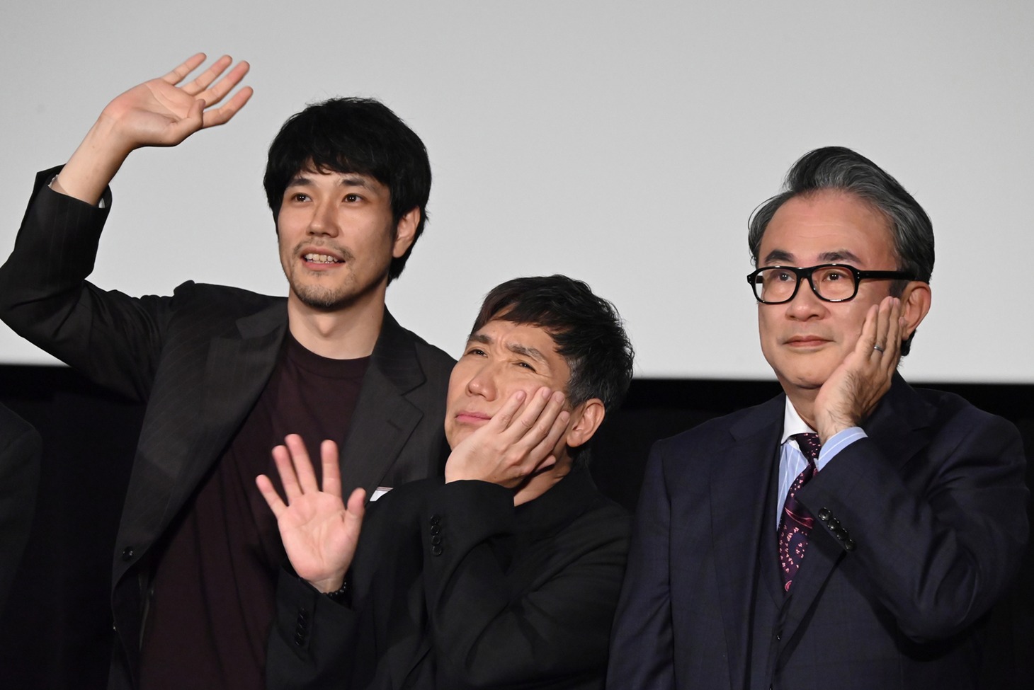 左から松山ケンイチ、梶原善、三谷幸喜