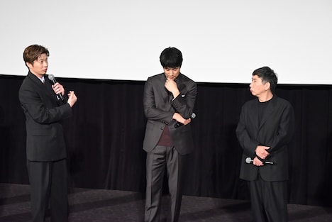 梶原善の早着替えのすごさを語る田中圭（左）