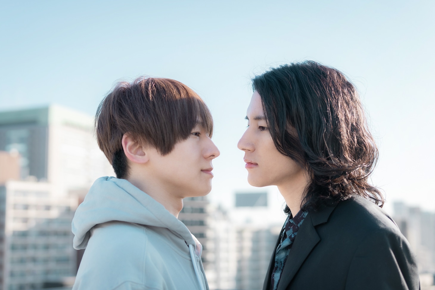 BL映画「美味しい運命」より、左から向理来演じる憐、烏丸達平演じるナヲト