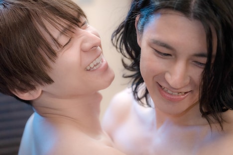 BL映画「美味しい運命」より、左から向理来演じる憐、烏丸達平演じるナヲト