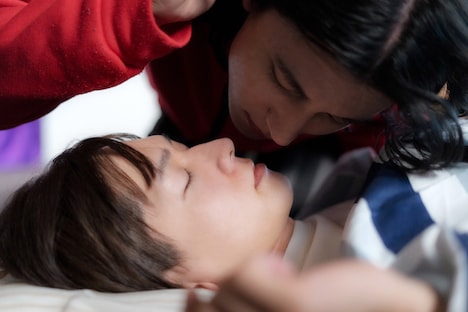 BL映画「美味しい運命」より、烏丸達平演じるナヲト（上）、向理来演じる憐（下）