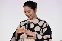 「ミニアヤちゃんフィギュア」を浴衣の帯に挟む長澤まさみ