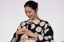 「ミニアヤちゃんフィギュア」を浴衣の帯に挟む長澤まさみ