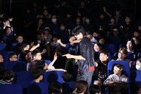 ファンと触れ合う冬野心央