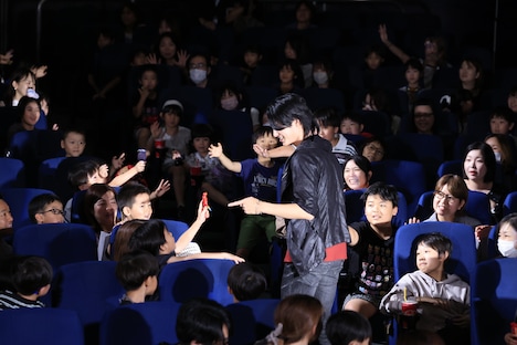 ファンと触れ合う冬野心央