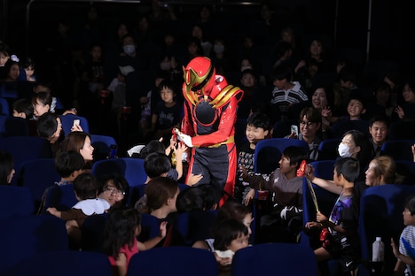 ファンと触れ合うゴジュウウルフ