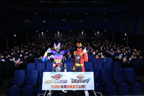 左から仮面ライダーガヴ、ゴジュウウルフ