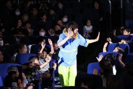 ファンと触れ合う知念英和