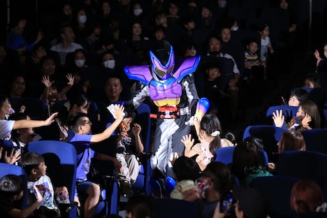 ファンと触れ合う仮面ライダーガヴ