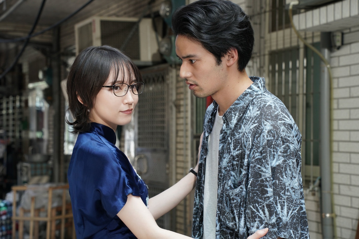 吉岡里帆がチャイナ服姿に、水上恒司との共演作「九龍ジェネリックロマンス」で可憐さを表現