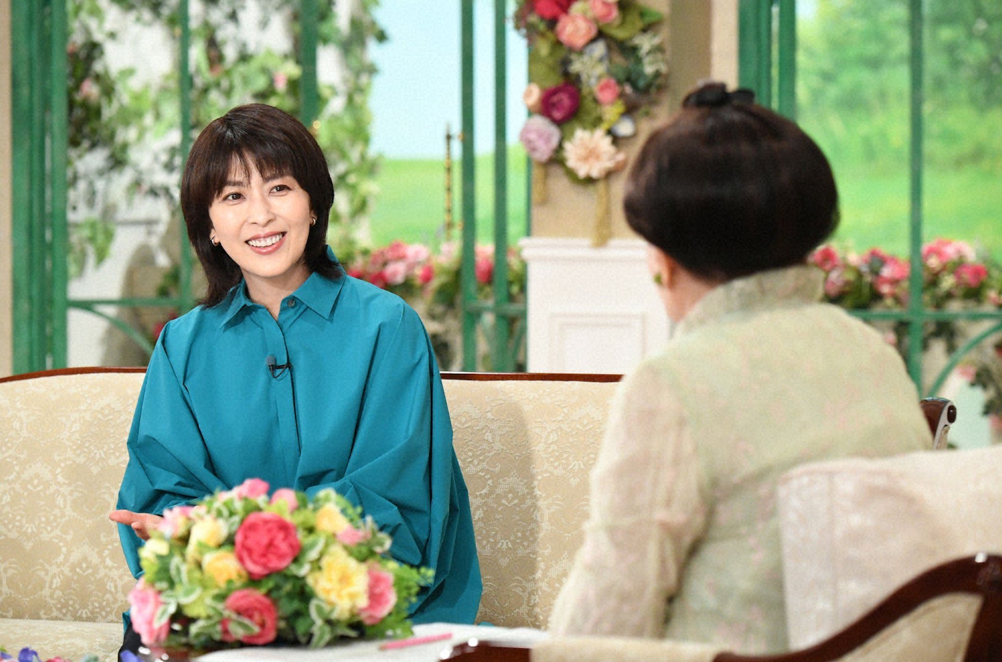 「徹子の部屋」より、松たか子（奥）と黒柳徹子（手前）