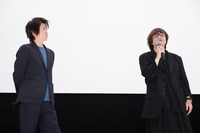 左から藤原竜也、深作健太