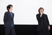 左から藤原竜也、深作健太