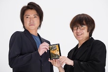 深作欣二の写真を持つ藤原竜也（左）、深作健太（右）