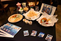 オリジナルカフェメニューの一部。「ファンタスティック・クアトロピザ」はカットされた状態で提供される