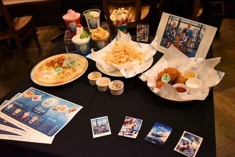 オリジナルカフェメニューの一部。「ファンタスティック・クアトロピザ」はカットされた状態で提供される