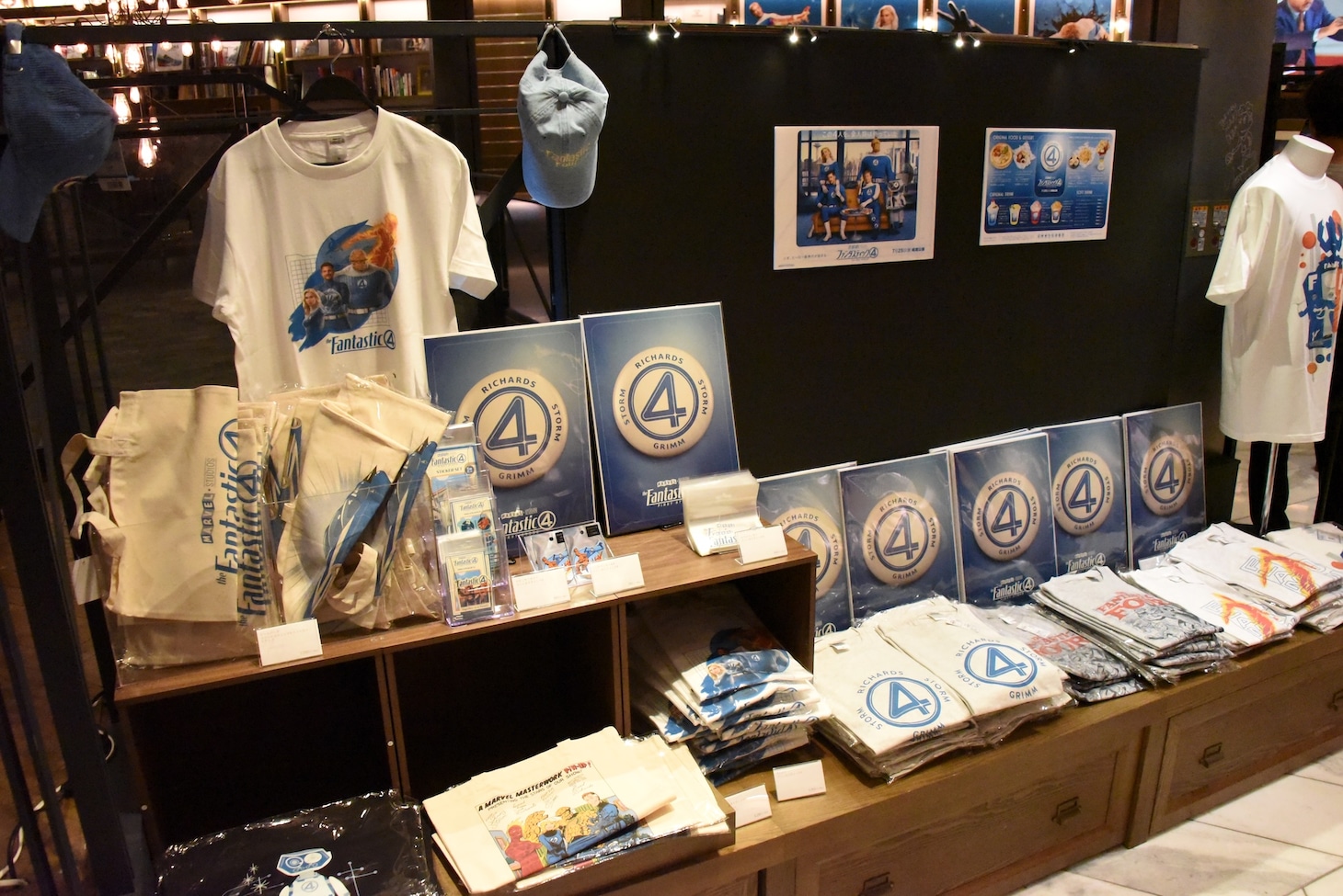 「SHIBUYA TSUTAYA COLLABORATION CAFE inspired by ファンタスティック・フォー」グッズコーナーの一部
