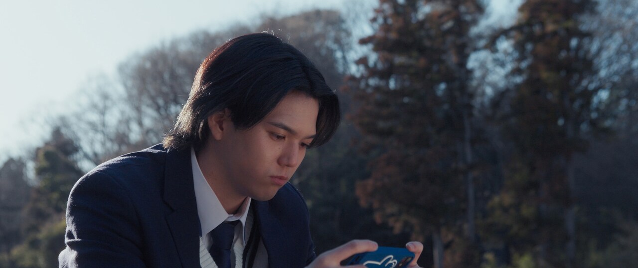 映画「アオショー！」新場面写真より、RAN（MAZZEL）演じる飯田悉平