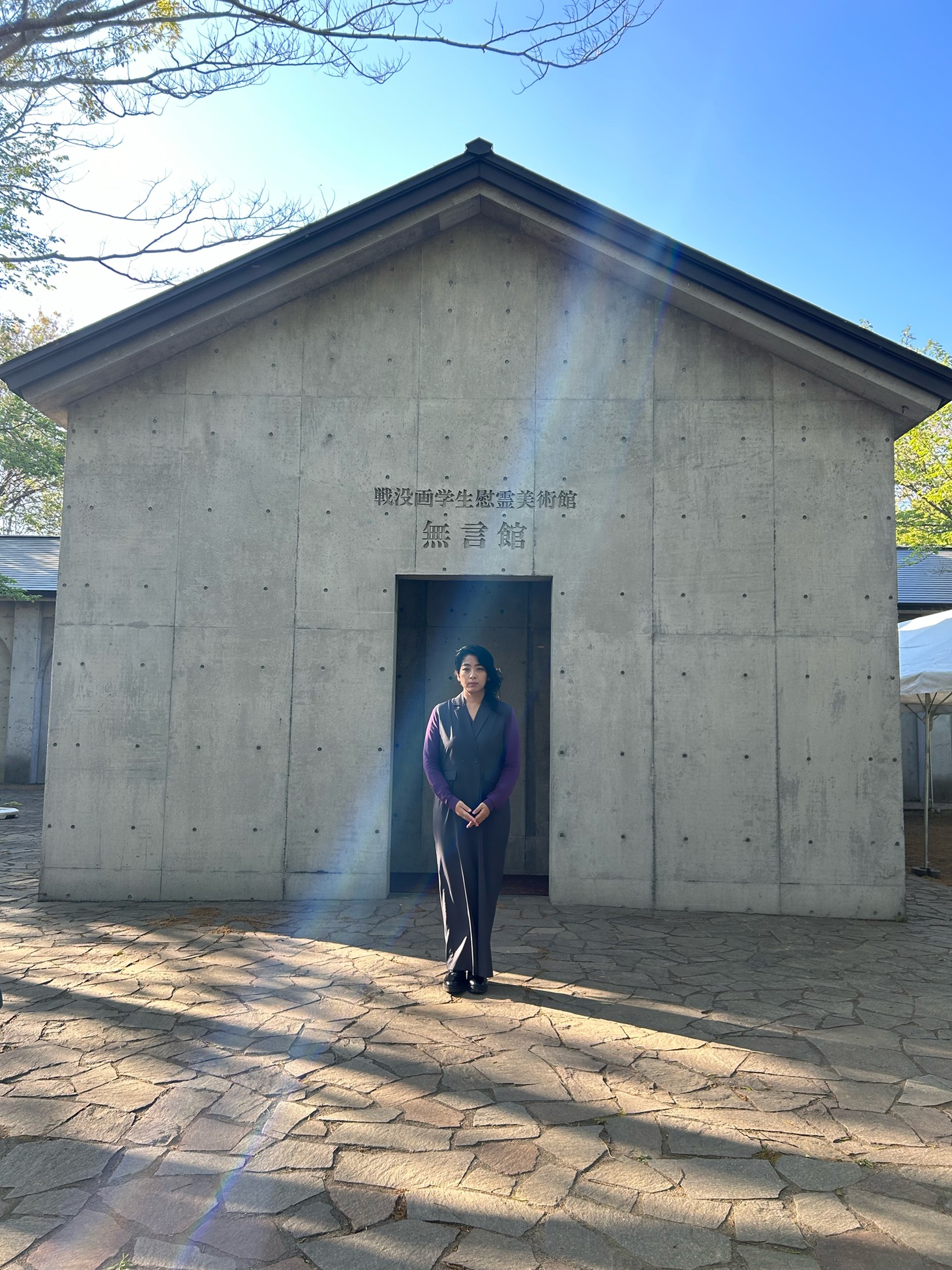 内田也哉子は母・樹木希林の「自分の家庭を耕すだけじゃなく、そろそろ社会の一隅を照らしてほしい」という言葉に後押しされ、戦没画学生慰霊美術館・無言館の共同館主となった