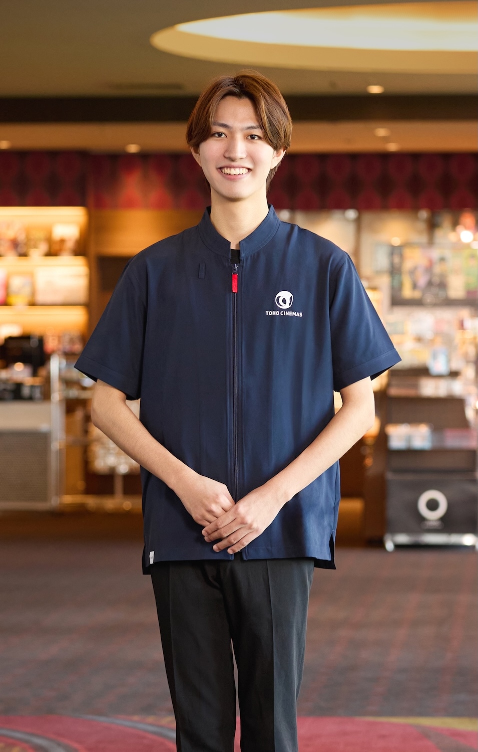 TOHOシネマズの新ユニフォームを着たスタッフ