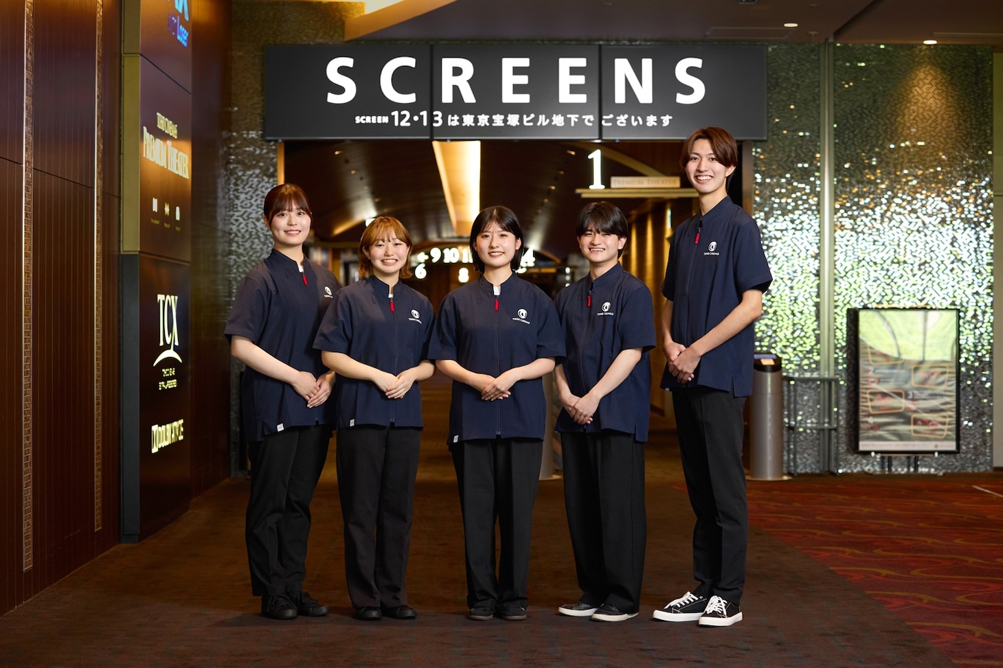 TOHOシネマズの新ユニフォームを着たスタッフ
