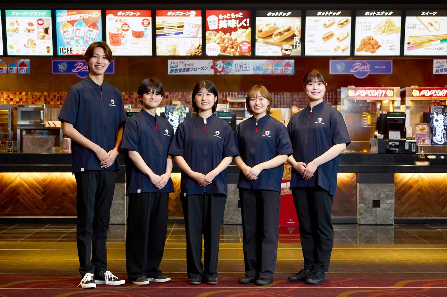 TOHOシネマズの新ユニフォームを着たスタッフ